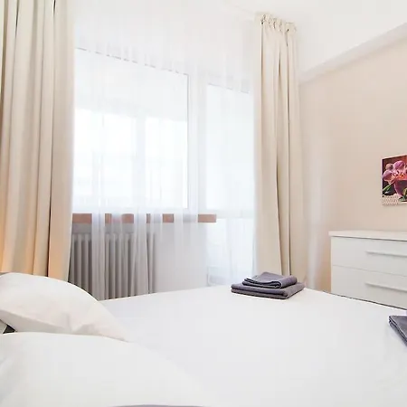 Deluxe 2 Bedrooms University Square